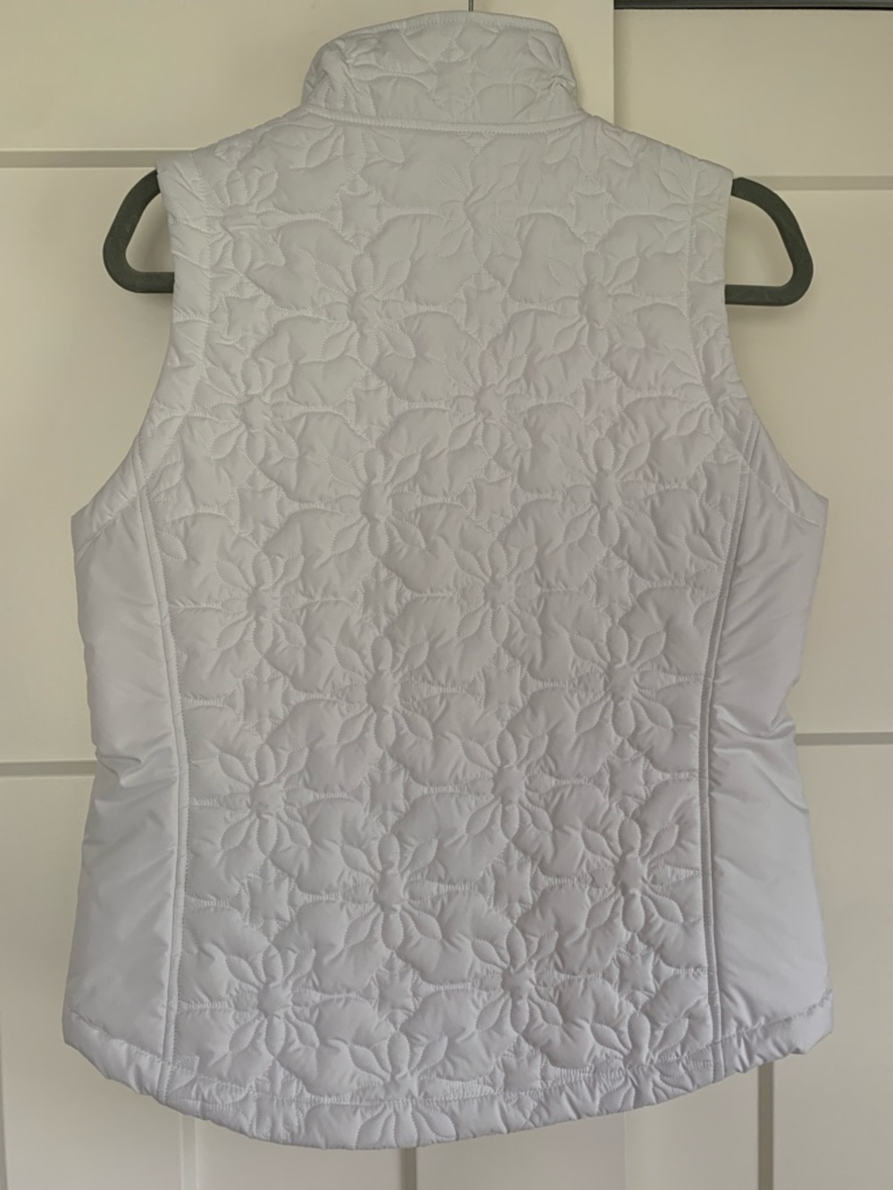 {Champion} White Quilted Floral Sleeveless Vest - Picture 5 of 5